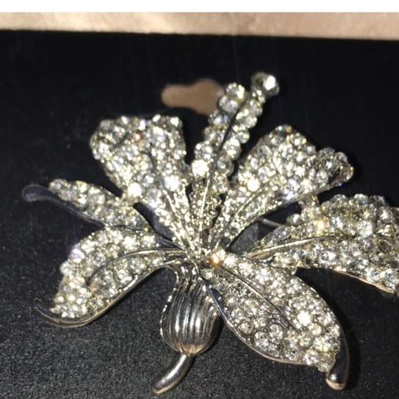 NWT Silver Rhinestone Brooch 2" Floral Lily Perfect Gift Elegant Crystal Flower - Picture 2 of 8
